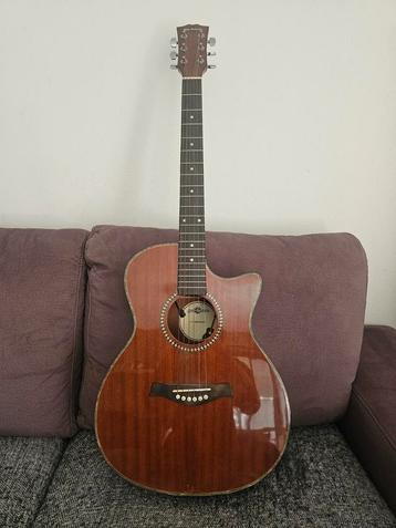 Gear4music Gitaar met Preamp – Werkt goed, met scheur beschikbaar voor biedingen