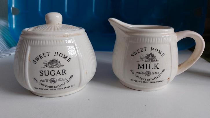 Suikerpot en Melkkan Set - Sweet Home, Huis en Inrichting, Keuken | Servies, Gebruikt, Overige typen, Overige stijlen, Aardewerk