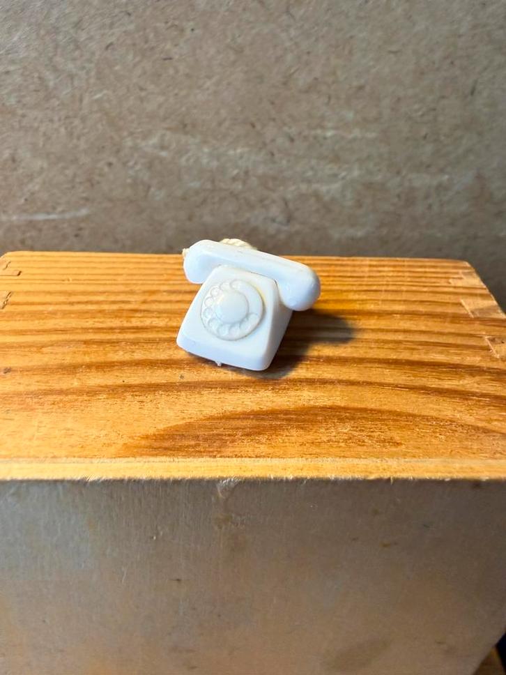 Telefoon (hoorn vastgelijmd) hxbxd 1.3x2.5x2.2cm -kunststof, Verzamelen, Poppenhuizen en Toebehoren, Zo goed als nieuw, Poppenhuis