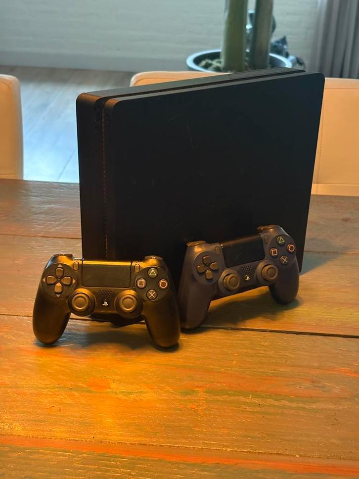 Playstation 4 + 2 controllers, Spelcomputers en Games, Spelcomputers | Sony PlayStation 4, Zo goed als nieuw, Slim, 500 GB, Met 2 controllers