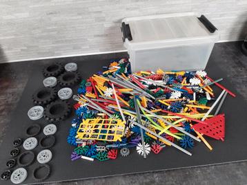 K'nex bouwstenen ruim 700 onderdelen in een oobergbak beschikbaar voor biedingen