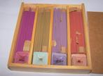 Kistje met verschillende soorten wierookstaafjes+standaards., Antiek en Kunst, Curiosa en Brocante, Ophalen of Verzenden