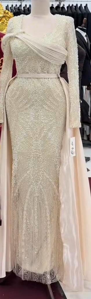 Gloed nieuwe jurk ongedragen!, Kleding | Dames, Gelegenheidskleding, Zo goed als nieuw, Galajurk, Maat 42/44 (L), Overige kleuren