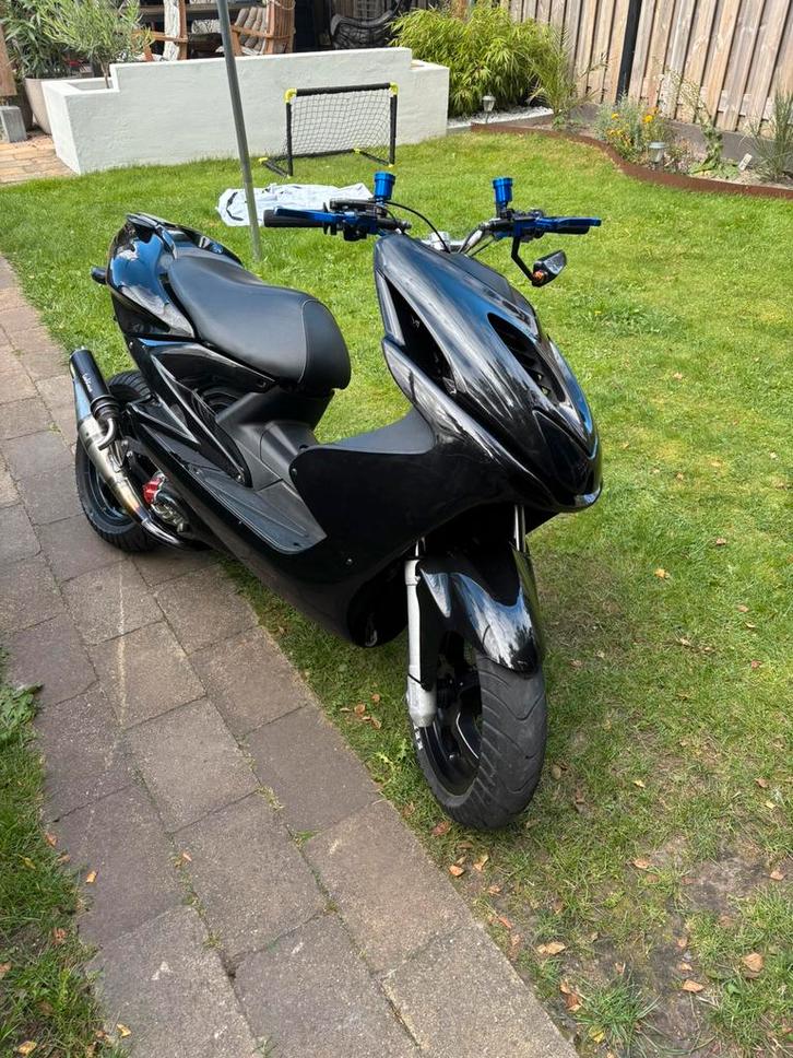 Dikke yamaha aerox, Fietsen en Brommers, Scooters | Yamaha, Zo goed als nieuw, Aerox, Maximaal 45 km/u, Tweetakt, Ophalen