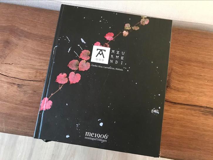 Kookboek Michelin Azurmendi dedicated by Eneko Atxa, Boeken, Kookboeken, Zo goed als nieuw, Ophalen of Verzenden
