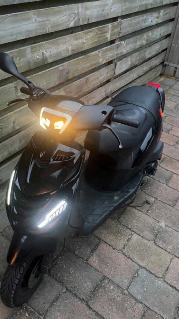 Piaggio zip 4 takt 80cc, Fietsen en Brommers, Scooters | Piaggio, Gebruikt, Zip, Maximaal 45 km/u, Benzine, Ophalen