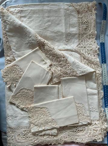Vintage Tafelkleed met Kant beschikbaar voor biedingen