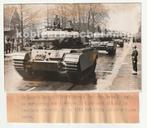 Tanks 42e eskadron bij parade Juliana te Enschede persfoto, Verzenden, X, Foto of Poster, Nederland