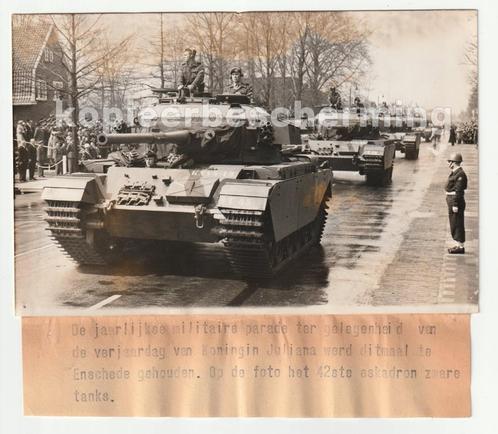 Tanks 42e eskadron bij parade Juliana te Enschede persfoto, Verzamelen, Militaria | Algemeen, Landmacht, Foto of Poster, Nederland
