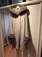 Chique wollen dames cape, Kleding | Dames, Gelegenheidskleding, Ophalen of Verzenden, Zo goed als nieuw, Beige, Overige typen