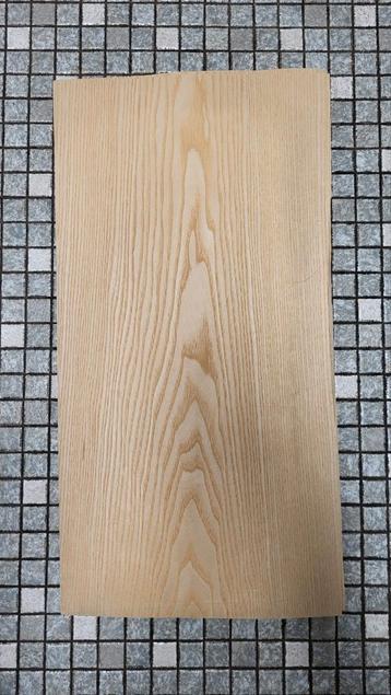 Restant boek met essen-fineer, ca.54,5cm x 28cm. 30vel beschikbaar voor biedingen