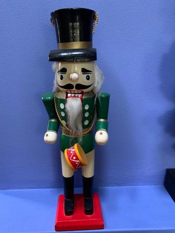 Vintage houten notenkraker van 35 cm hoog met trommel beschikbaar voor biedingen