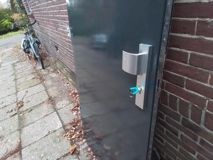 Een (schuur)  buitendeur 211.5 X 87.7 X 4 cm 3 puntsluiting, Doe-het-zelf en Verbouw, Deuren en Horren, Zo goed als nieuw, Buitendeur