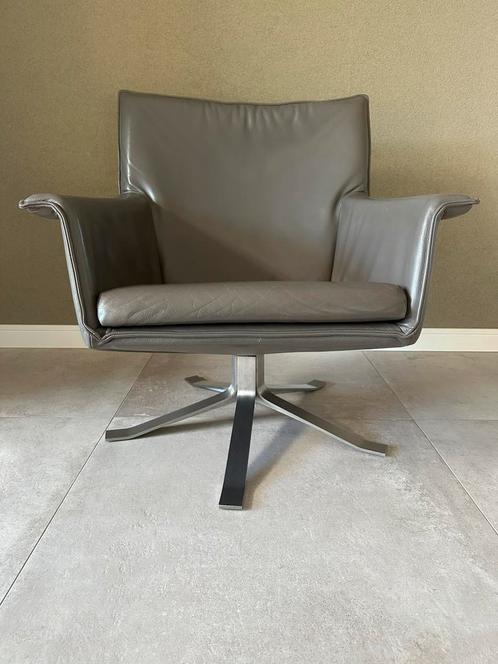 Design on Stock Djenné draaifauteuil (grijs leder ‘lava’), Huis en Inrichting, Fauteuils, Gebruikt, Leer, 75 tot 100 cm, Ophalen