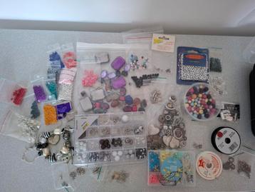 Grote verzameling kralen en sieraden onderdelen beschikbaar voor biedingen