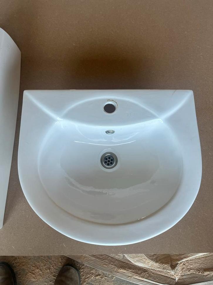 Oude Wastafel met Leidingkoker - Onbeschadigd, Doe-het-zelf en Verbouw, Sanitair, Zo goed als nieuw, Wastafel, Ophalen of Verzenden