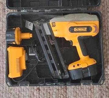 DeWalt DC618 accu tacker met twee 18V batterijen beschikbaar voor biedingen