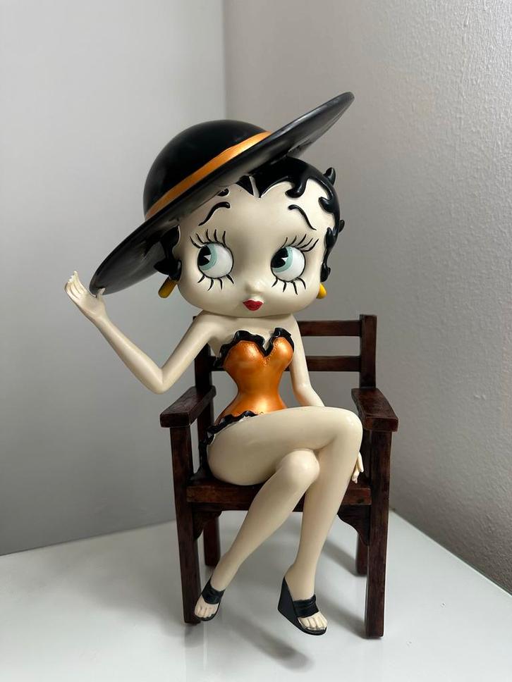 BETTY BOOP - Beeld | Retro | Zeldzaam | Vintage | Stoel, Verzamelen, Beelden en Beeldjes, Zo goed als nieuw, Mens, Ophalen of Verzenden