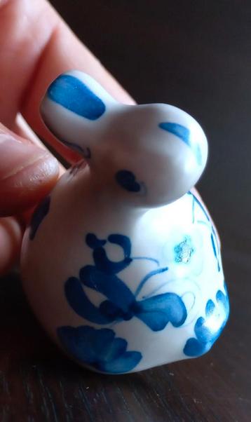 Zeer fraai Vintage blauw-wit porseleinen beeldje
eend beschikbaar voor biedingen