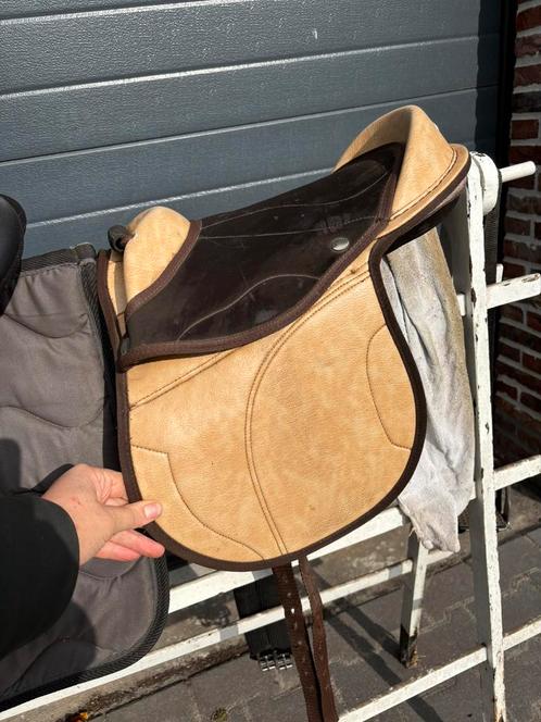 Beginners zadeltje in beige, compleet., Dieren en Toebehoren, Paarden en Pony's | Hoofdstellen en Tuigage, Zo goed als nieuw, Ophalen of Verzenden