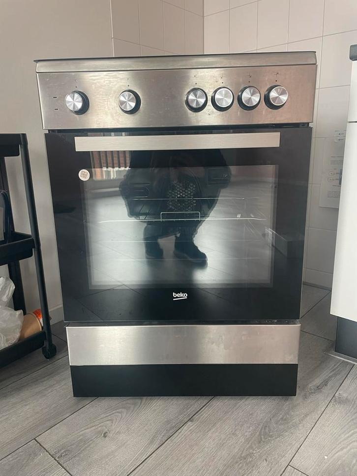 Beko fornuis met oven - zo goed als nieuw, Witgoed en Apparatuur, Fornuizen, Zo goed als nieuw, Vrijstaand, Keramisch, 4 kookzones