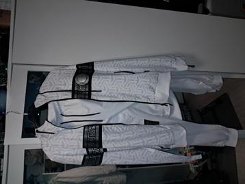 Witte trainingspak  beschikbaar voor biedingen