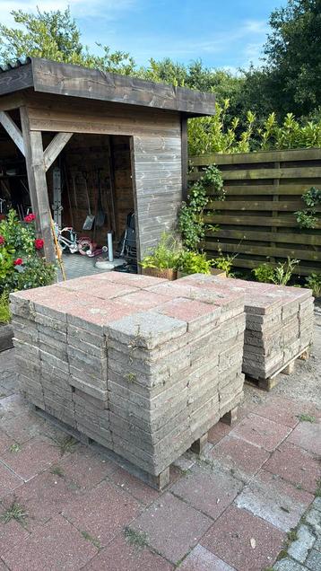 Op pallet: Gratis stoeptegels 30cm 6cm dik 100m2 beschikbaar voor biedingen