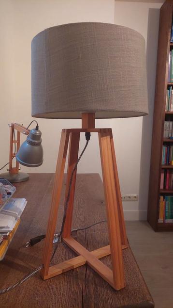 2x Houten Tafellampen met Grijze Kap beschikbaar voor biedingen