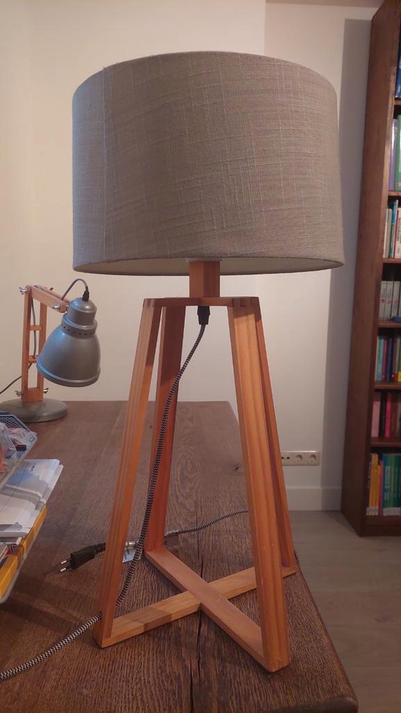 2x Houten Tafellampen met Grijze Kap, Huis en Inrichting, Lampen | Tafellampen, Gebruikt, 50 tot 75 cm, Hout, Stof, Ophalen of Verzenden