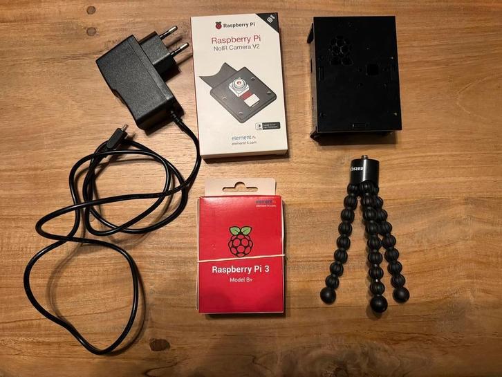 Raspberry Pi 3 Model B+ incl camera, statief, case & adapter, Hobby en Vrije tijd, Elektronica-componenten, Zo goed als nieuw