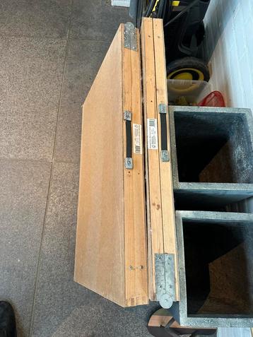 2 opklapbare behang tafels. beschikbaar voor biedingen