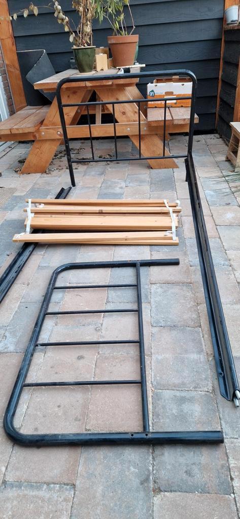 Ikea 1 persoons bed gratis afhalen, Huis en Inrichting, Slaapkamer | Bedden, Gebruikt, Eenpersoons, 90 cm, Metaal, Zwart, Ophalen
