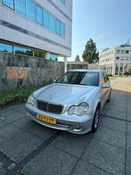 Mercedes-Benz C-Klasse 1.8 C180 Kompr Sedan 2004 Grijs, Auto's, Achterwielaandrijving, 74 €/maand, Zwart, Origineel Nederlands