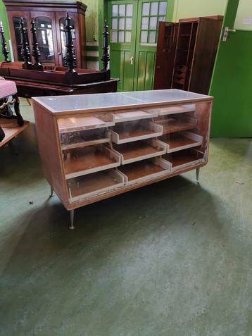 Vintage winkel toonbank kledingwinkel vitrine  beschikbaar voor biedingen