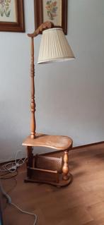 Vintage Staande Lamp met Tafeltje en Lectuurmand, Huis en Inrichting, Lampen | Vloerlampen, Ophalen, Hout, Gebruikt, Vintage