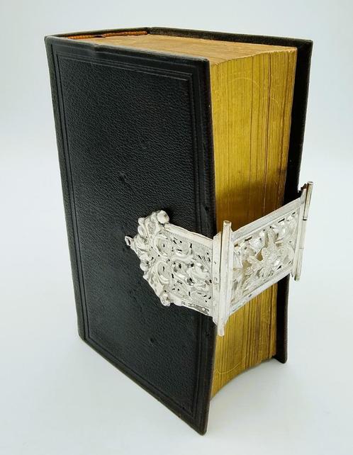 Bijbel met zilveren slot J. Hemmes, Assen, Antiek en Kunst, Antiek | Boeken en Bijbels, Verzenden