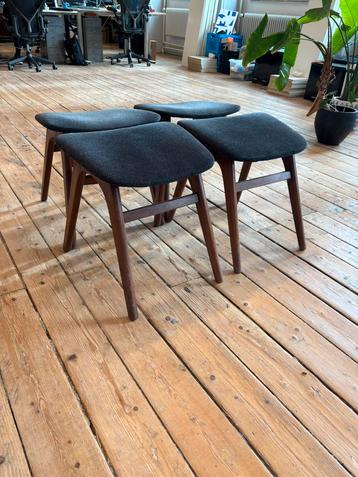 Midcentury vintage krukken set van vier opnieuw bekleed beschikbaar voor biedingen