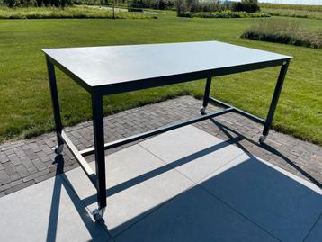 Professionele Werktafel of inpaktafel op wielen beschikbaar voor biedingen