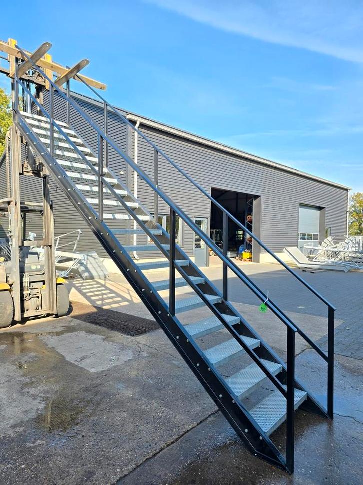 Stalen trap zwart. Hoog 3,5 mtr. Nog162, Doe-het-zelf en Verbouw, Ladders en Trappen, Zo goed als nieuw, 2 tot 4 meter, Ophalen