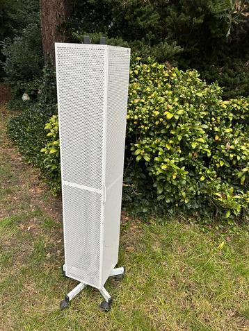 Presentatierekken met haken beschikbaar voor biedingen