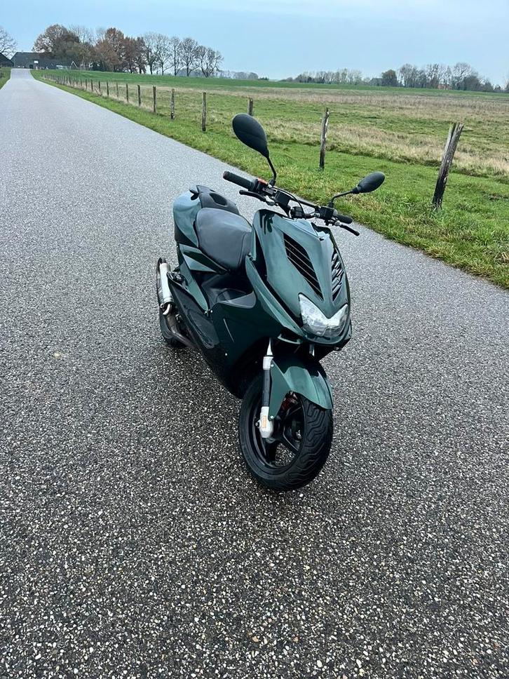 Yamaha aerox 70cc, Fietsen en Brommers, Scooters | Yamaha, Zo goed als nieuw, Aerox, Maximaal 45 km/u, Tweetakt, Ophalen