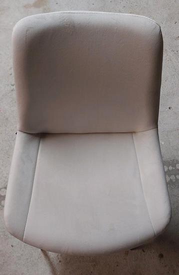 Nieuwe Eetkamerstoel beschikbaar voor biedingen