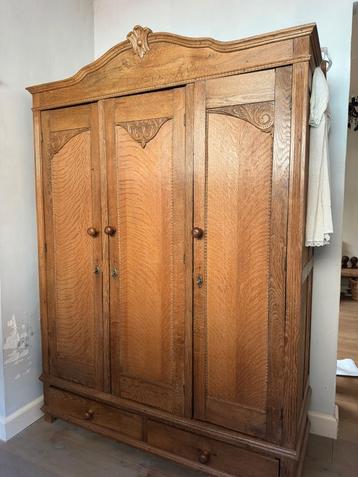 Prachtige kast met mooie details beschikbaar voor biedingen