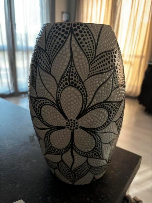 Decoratieve vaas, Huis en Inrichting, Woonaccessoires | Vazen, Nieuw, Wit, Minder dan 50 cm, Aardewerk of Porselein, Ophalen of Verzenden