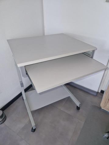 bureau computerbureau met uitschuifbaar beschikbaar voor biedingen
