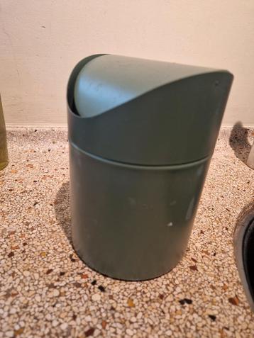 Groen metalen klein prullenbakje beschikbaar voor biedingen