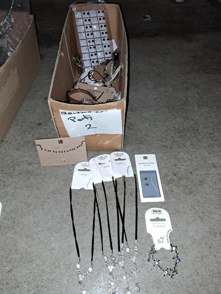 Partij sieraden nr 2. Kettingen, armbanden, oorbellen e.d., Sieraden, Tassen en Uiterlijk, Kettingen, Nieuw, Overige materialen