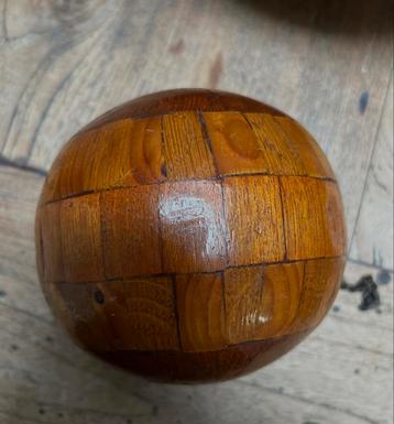 Vintage houten decoratie bal beschikbaar voor biedingen