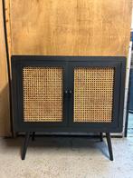 Stijlvolle zwart kastje met rotan deuren, Ophalen, Gebruikt, Scandinavisch, 50 tot 100 cm