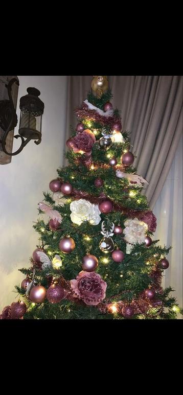 Kunstkerstboom 2.10 h, met 180 led lampjes beschikbaar voor biedingen